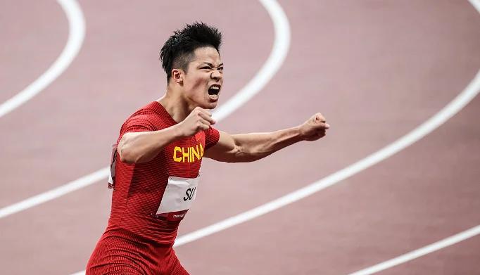 苏炳添一次失误导致丢分，海港主帅愤怒砸战术本！