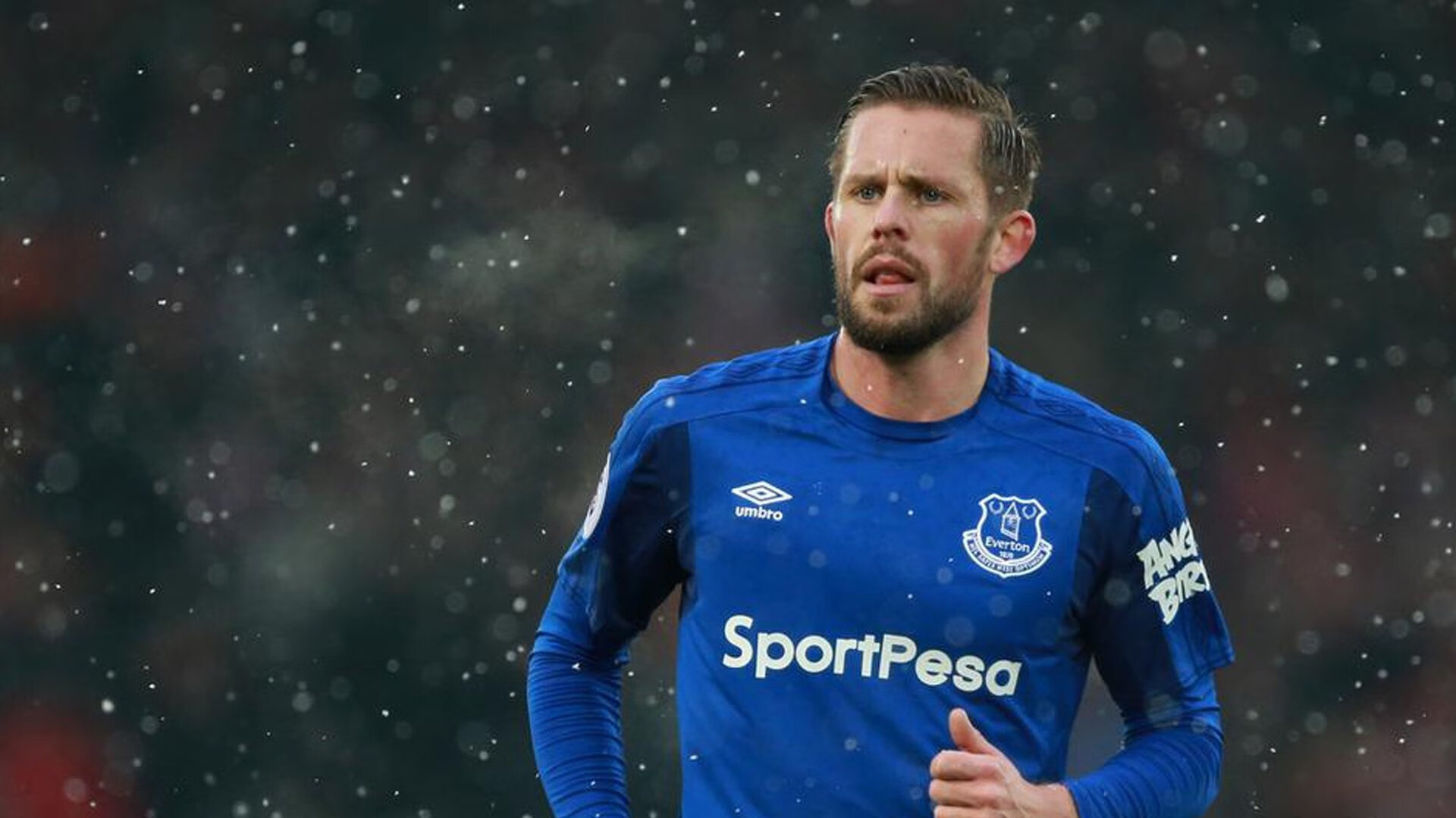 莱万多夫斯基在湖人比赛中比分优势明显，赛况扑朔迷离引发热议！