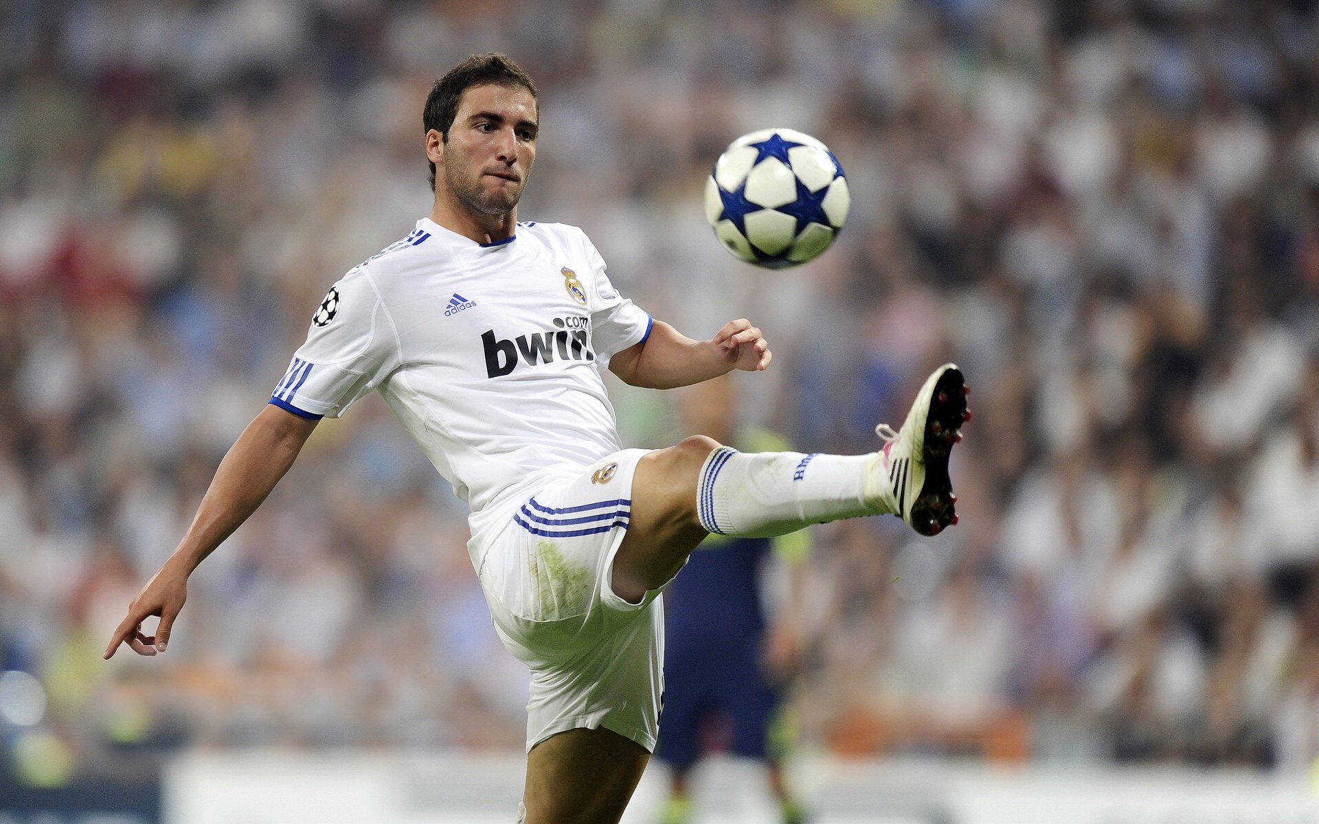 穆古鲁扎在塞尔维亚队比赛中战术调整，高光表现引发热议！